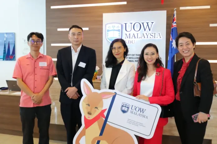HIBAM 核心合作伙伴与 UOW Malaysia 的袋鼠吉祥物合影，象征项目兼具本地影响力与全球视野的融合。