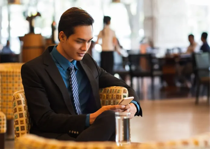 图片来源：Freepik｜AI 在酒店预订中的决策机制