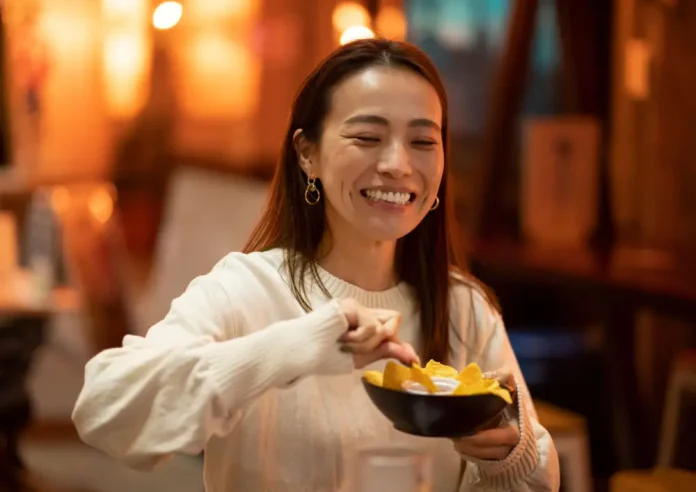 图片来源：Freepik｜一种咸蛋零食，将餐厅的配菜变成了全球零食帝国。