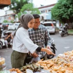 图片来源:Canva | 街头市场购物场景反映了印尼斋月期间不断变化的消费者行为,在这一趋势中,价值与理性选择正比单纯的折扣更重要。