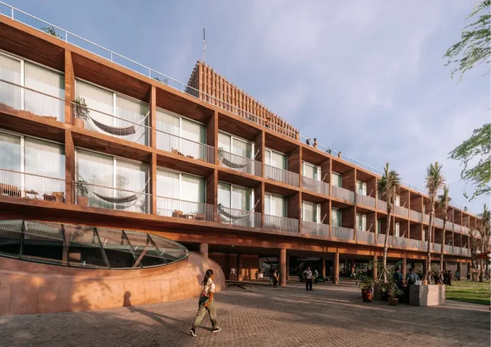 标志性的 Desa Potato Head 外立面位于 Bali，这一酒店与生活方式综合体概念在过去15多年中始终保持着文化相关性与影响力。