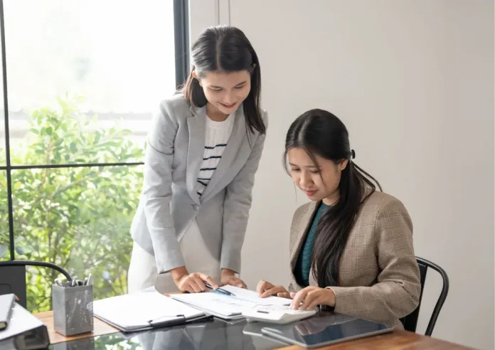 图片来源：Canva｜随着医疗费用不断上涨，新加坡中小企业的医疗福利正面临压力，企业被迫重新思考其医疗保障策略。