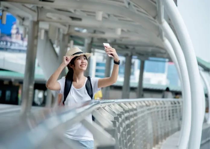 图片来源：Freepik | 亚洲游客记录精彩瞬间