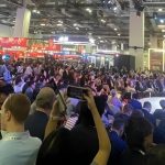 人群聚集在新加坡滨海湾金沙举行的GITEX AI Asia 2026主舞台前