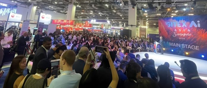 人群聚集在新加坡滨海湾金沙举行的GITEX AI Asia 2026主舞台前