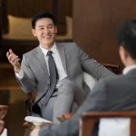 图片来源:Canva|亚洲酒店高管在酒店大堂讨论酒店收入增长策略。