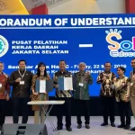 2026年5月22日,Solve Education! 与 PPKD Jakarta Selatan 于雅加达举行的 2026 能源转型创新领导力论坛(Energy Transition Innovation Leadership Forum 2026)期间签署合作协议。