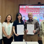 Solve Education! 与 FPIPS UPI 及 OSKM ITB 签署合作备忘录(MoU),共同推动包容性教育、社区参与、青年技能发展及青年赋能计划。 由左至右:UPI 旅游教育学士课程主任 Dr. Rini Andari, M.M.;Solve Education! Growth and Community Engagement 主管 Velia Vanissa;Solve Education! 联合创办人兼首席营运官(Co-founder & COO)Talitha Amalia;FPIPS UPI 学生事务与合作副院长 Dr. Bagja Waluya, M.Pd.;以及 UPI 社会科学教育学士、硕士及博士课程主任 Prof. Dr. H. Sapriya, M.Ed.。
